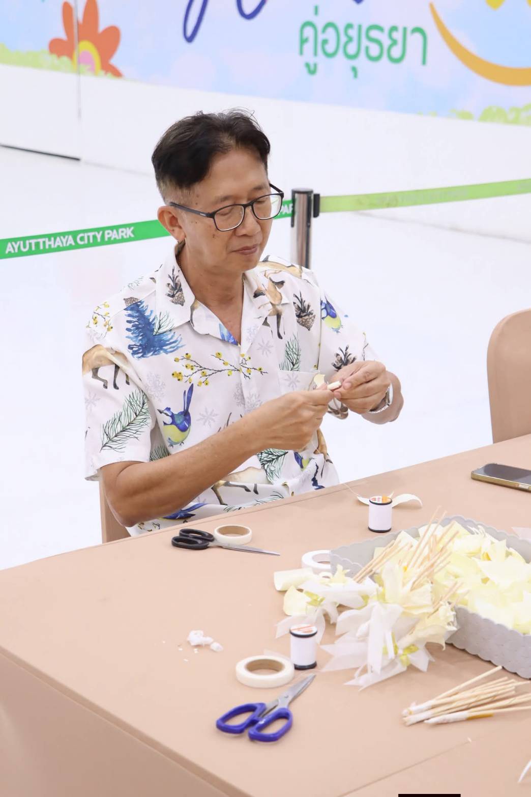 title - ศพส. ร่วมกิจกรรม “หนึ่งดอกไม้จากสองมือ แทนความตั้งใจจากหัวใจชาวอยุธยา” ณ ศูนย์การค้าเซ็นทรัล อยุธยา